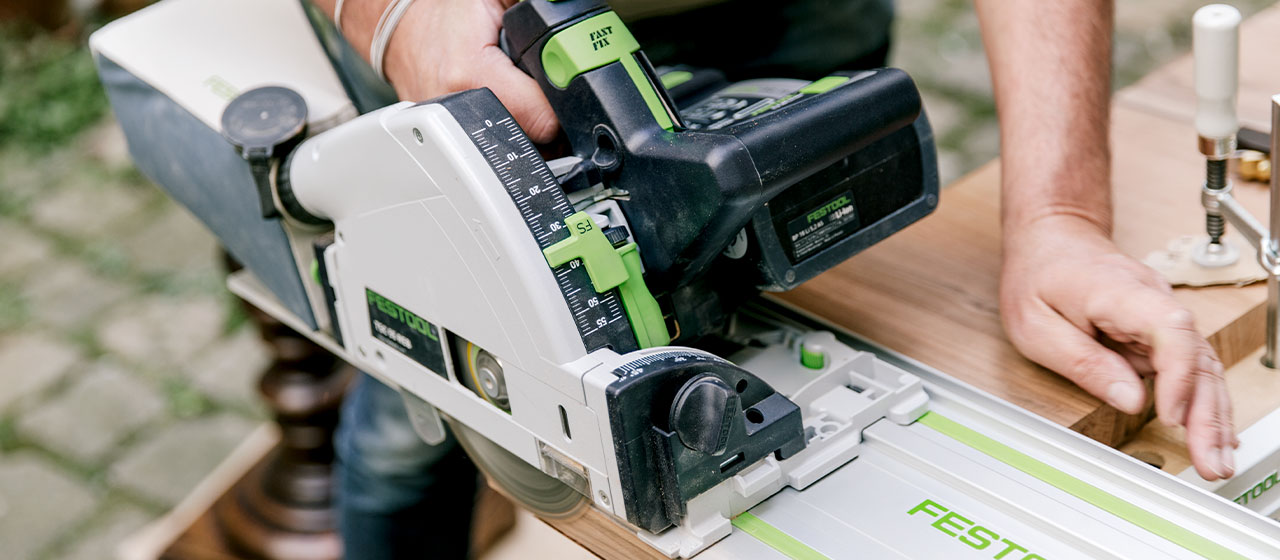 菲利普文雅的作品只与Festool无绳工具。他的工作站设置。